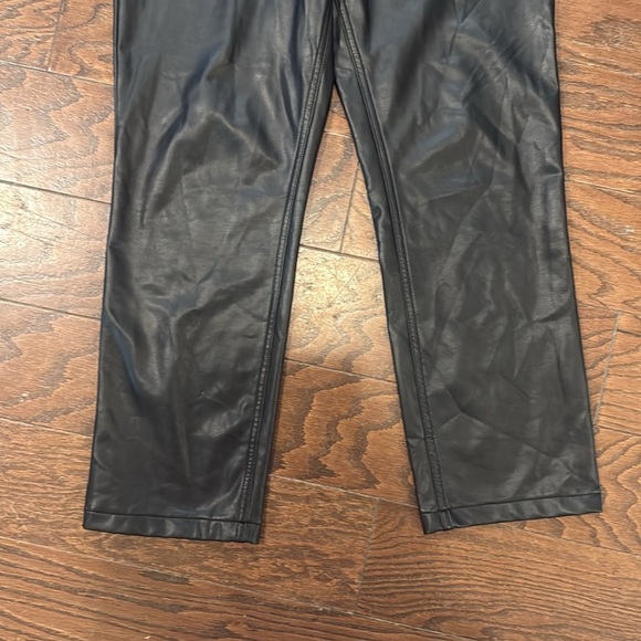 Abercrombie & Fitch 90s straight ultra high rise faux leather pants, size 6 - Picture 4 of 9